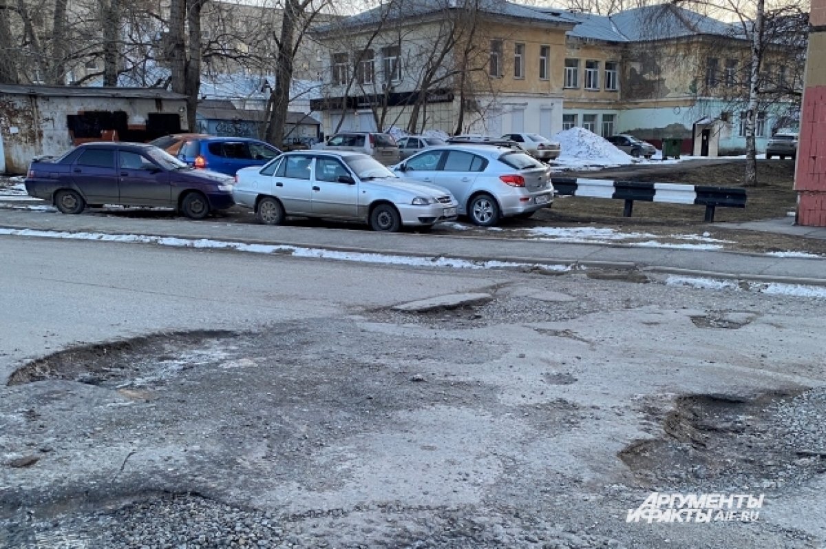    Местные жители шутят, что весной вместе со снегом на дорогах сходит асфальт.