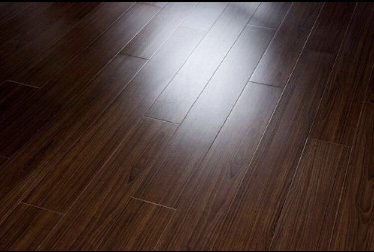 Ламинат бывает 31,32,33 чем выше класс тем он долговечный и прочный .