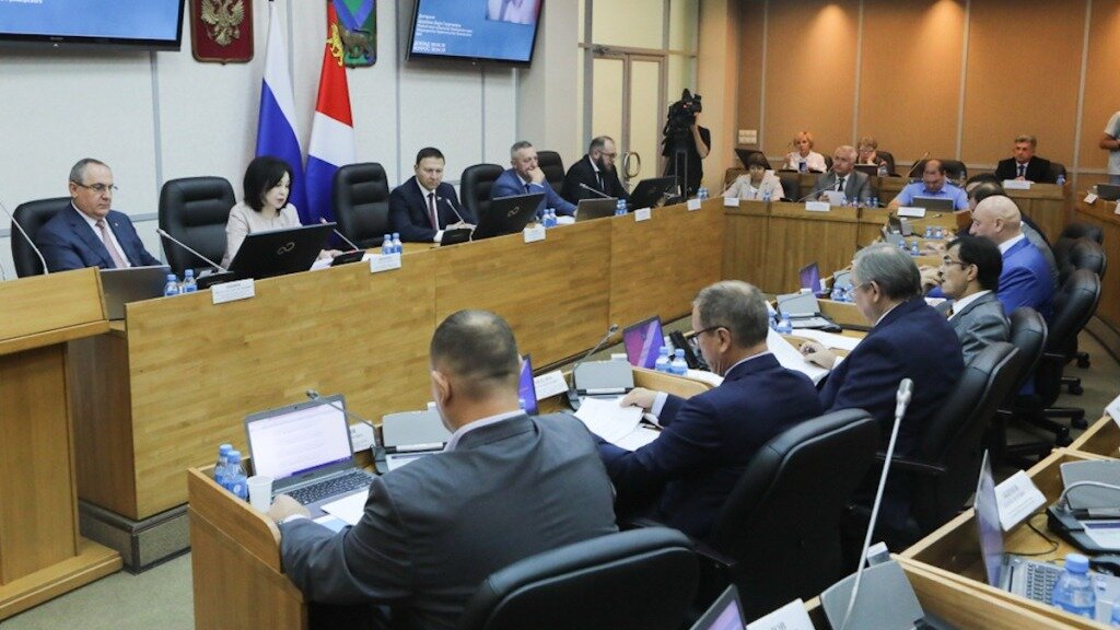     Депутаты заксобрания приняли поправки в региональный закон «О промышленной политике Приморского края». Теперь участники специальных инвестконтрактов могут не платить в казну региона налог на прибыль и имущество.