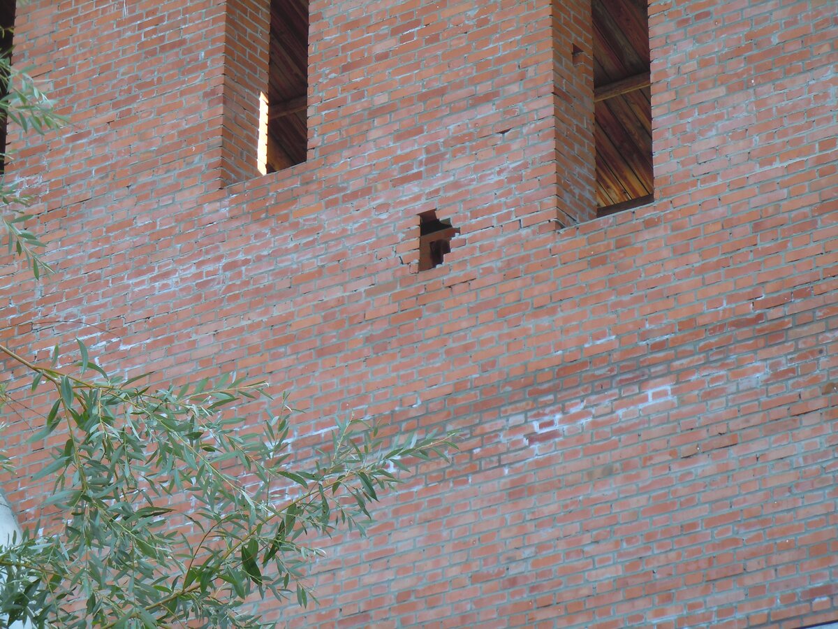 Продолжим экскурсию по кремлю. Это взгляд через стройку фуникулёра на участок с Часовой башней.-47