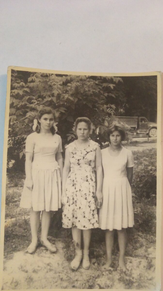 Фото из семейного архива. Люда Гашникова, Валя Кочеткова и я.