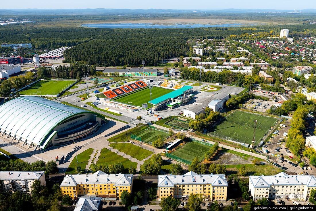 Замечательный снимок: Вдали мелеющий на глазах Шувакиш. Парк Победы. слева "Белая башня".  Рядом разрисован красками зимний манеж. Стадион. Нижнее поле еще живое. Внизу ул. Фестивальная. Даже чутка виден мой дом на Кировградской. Школа №103 не попала в кадр-жалко. "Куда, как и почему убежало детство"-когда деревья были большими, и мама молодая и отец-живой.......