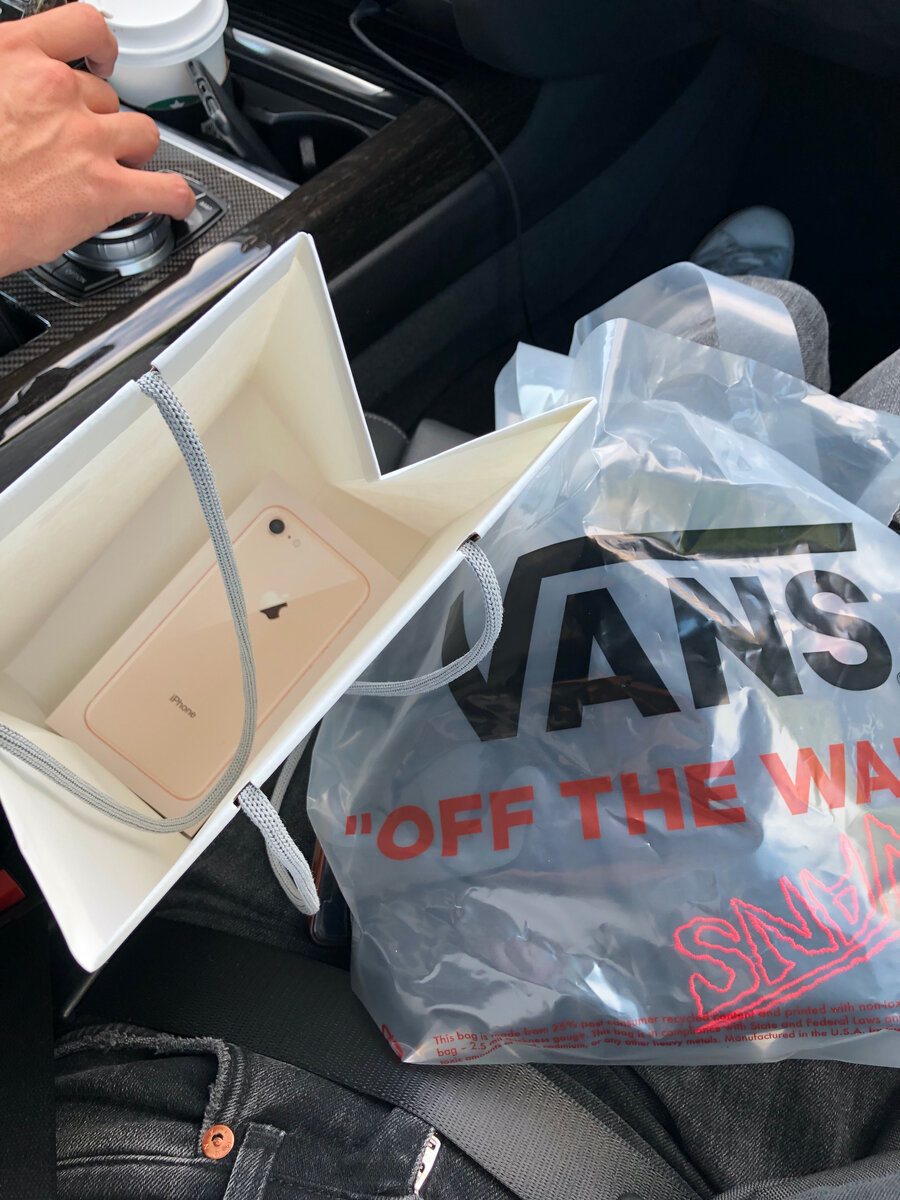 Это я в 2018 году купила себе айфон 8. Он стоил 800$ и я заработала на него за 2 недели, работая кассиром в кафетерии со сменой 5/2.