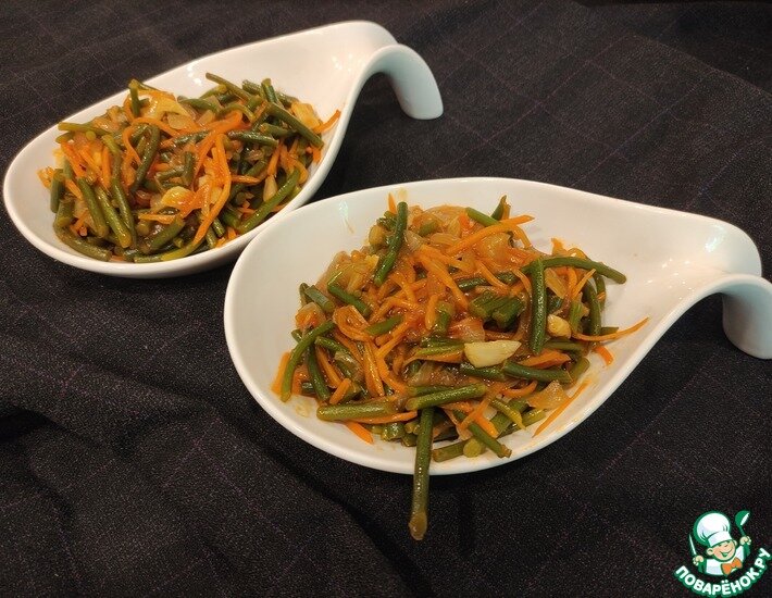 Всем привет! На даче созрели стрелки чеснока, и сегодня будет рецепт из них. Обычно я их готовлю зимой с мясом. ( Как и с каким мясом, возможно будет рецепт позже) Но сегодня легкий рецепт из одних овощей.