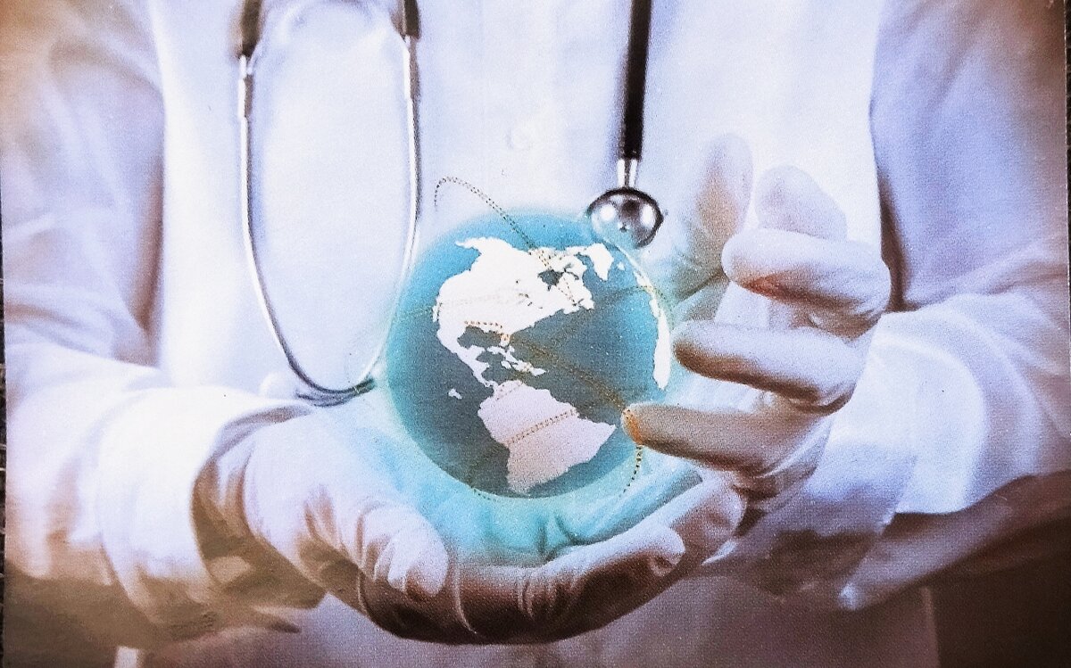 Рекламный проспект одного прекрасного медицинского центра. В который я не попала. Потому что не умею пользоваться подсказками. Для иллюстрации статьи. Фото рекламного проспекта моë. 