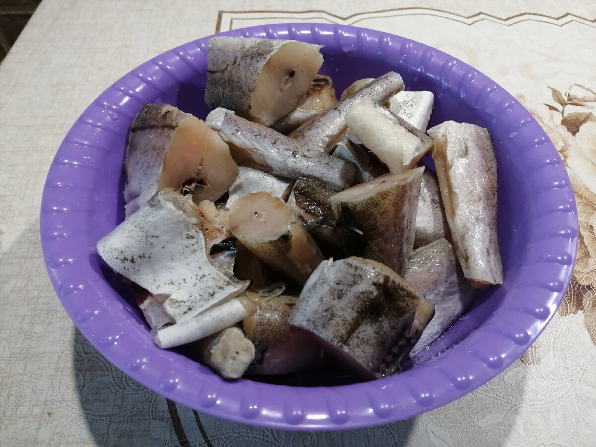 Минтай лучше чистится, когда он ещё не до конца разморозился. 