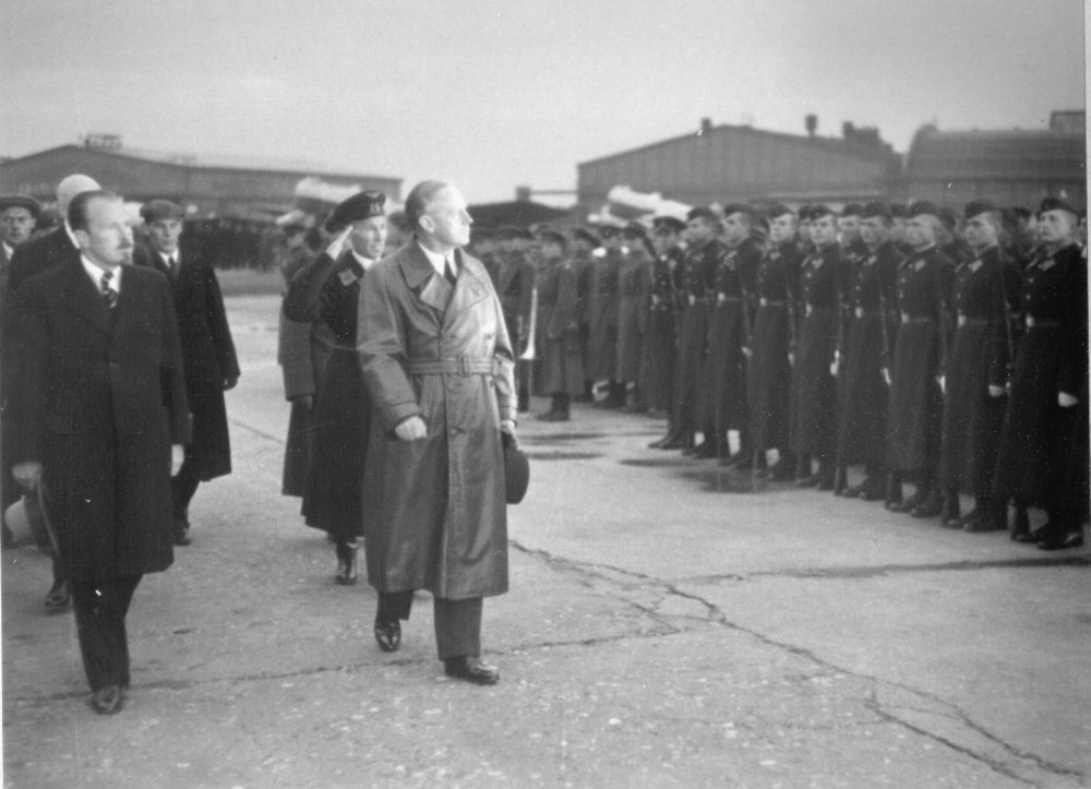 Переговоры в августе 1939. Визит Риббентропа в Москву 1939. Молотов визит в Берлин 1940. Визит Риббентропа в Москву 23 августа 1939 года. Встреча Риббентропа в Москве 1939.