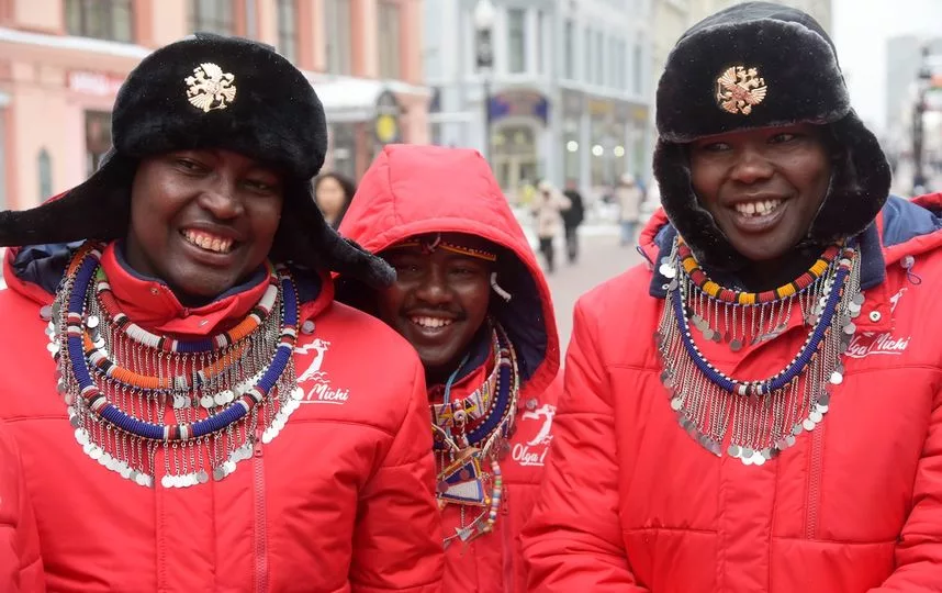 Темнокожие в россии. Африканцы в России. Африканцы в Москве. Негры в Москве. Африканец в русском костюме.