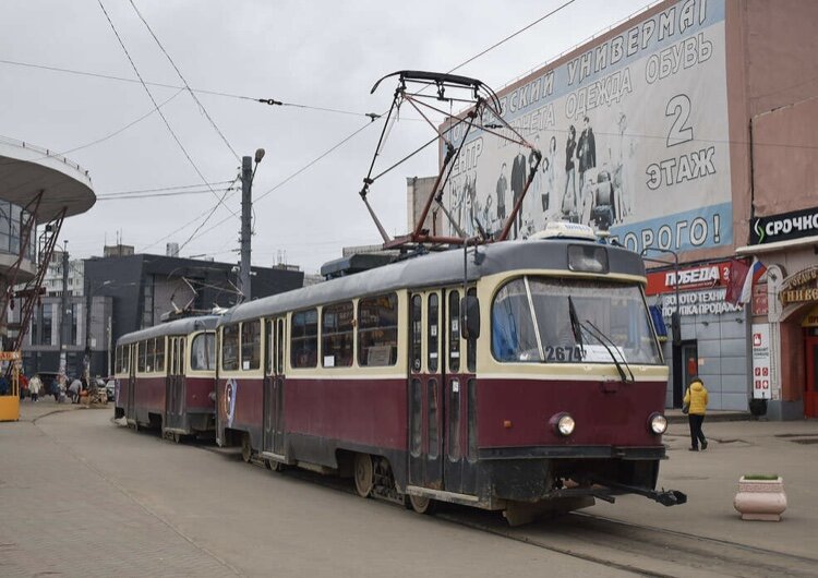 Вагон Tatra T3 в новом окрасе на конечной остановке. 