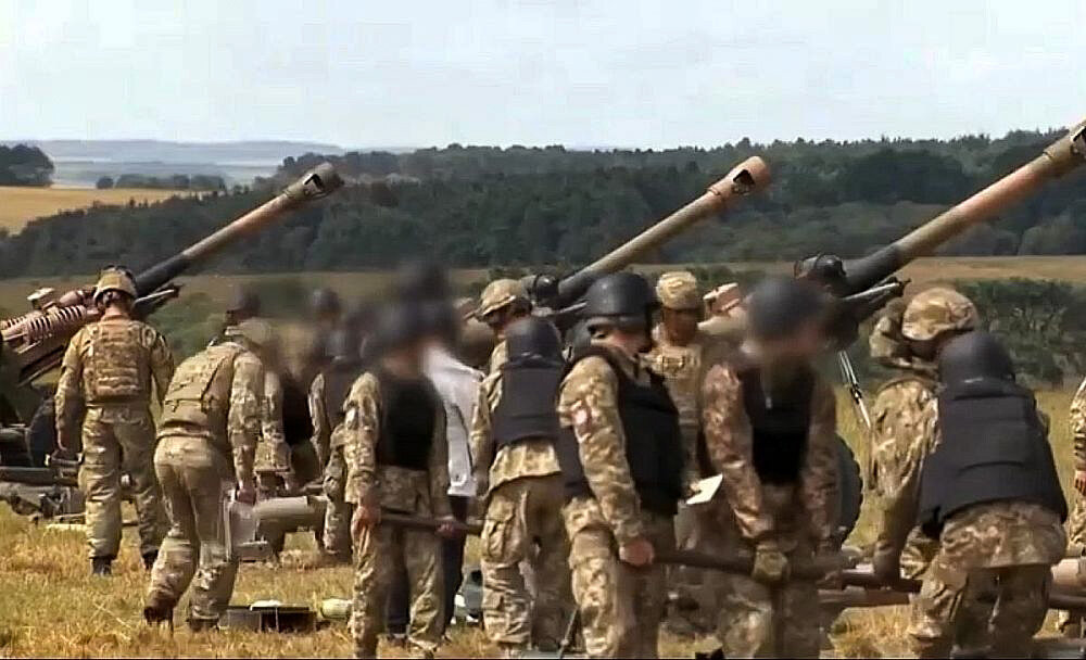 Кадр из новостного сюжета телеканала Sky News, подготовка украинских артиллеристов в Великобритании