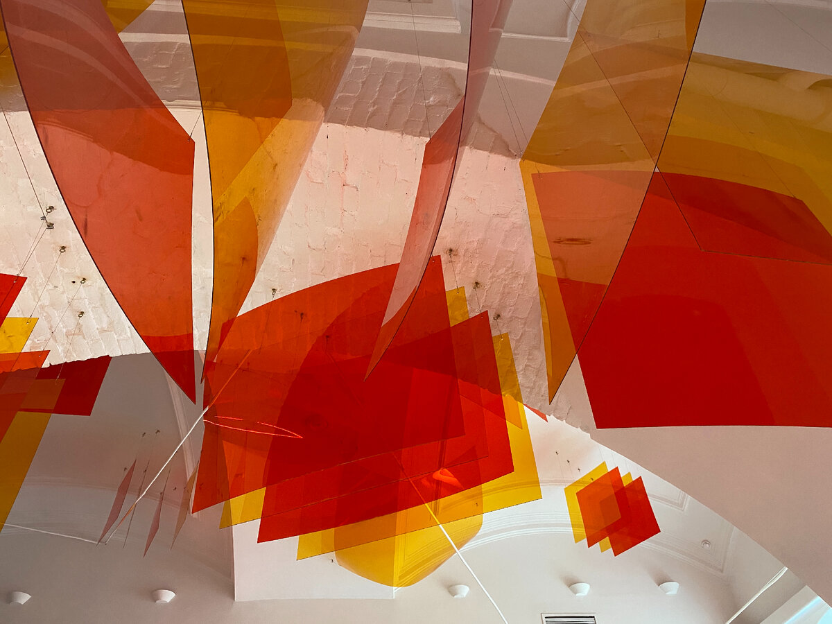 В интерьере много красного и оранжевого.