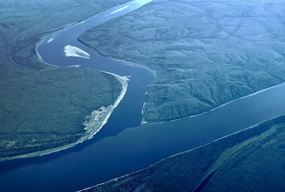 Река впадает в оба моря. Река Енисей и Ангара. Место впадения реки Ангара в Енисей. Ангара и Енисей слияние. Ангара с Енисеем слияние рек.