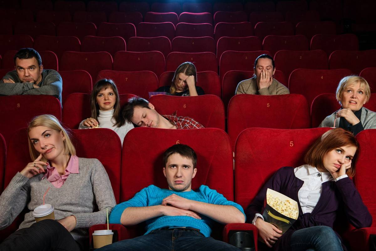 Do he go to the cinema. Люди сидят в кинотеатре. Зрители в кинотеатре. Кинозал с людьми. Зрители в кинозале.