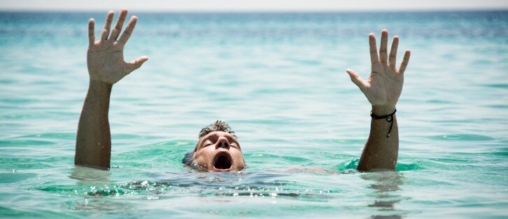 Молодой человек жестоко расправился с незнакомцем // Shutterstock