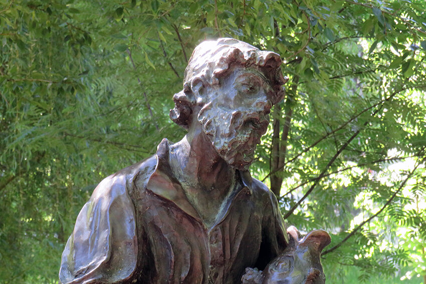 Уютные зеленые аллеи, интересные тематические площадки, веселые аттракционы - все это делает парк имени Пушкина в Саранске излюбленным местом отдыха.-8-3