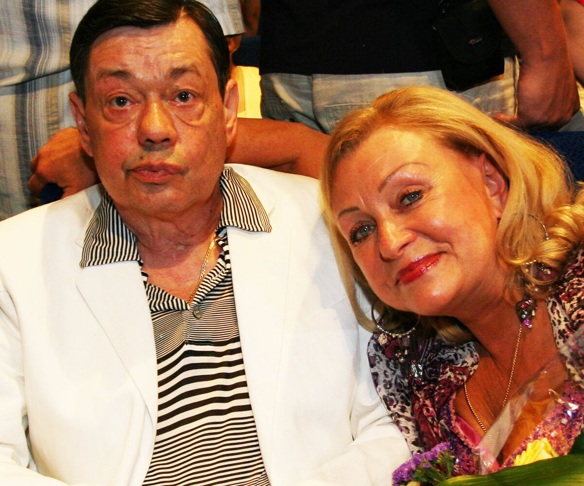     «Я упала с трапа самолета и сломала ногу»: Людмила Поргина пострадала от фанаток Караченцова