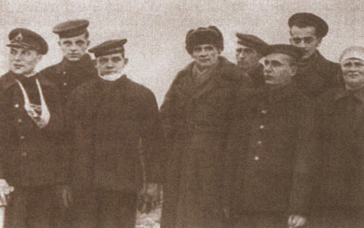 Группа моряков экипажа СКР-19. В центре - старший лейтенант А. С. Кротов, руководивший экипажем во время боя. Фото из открытых источников 