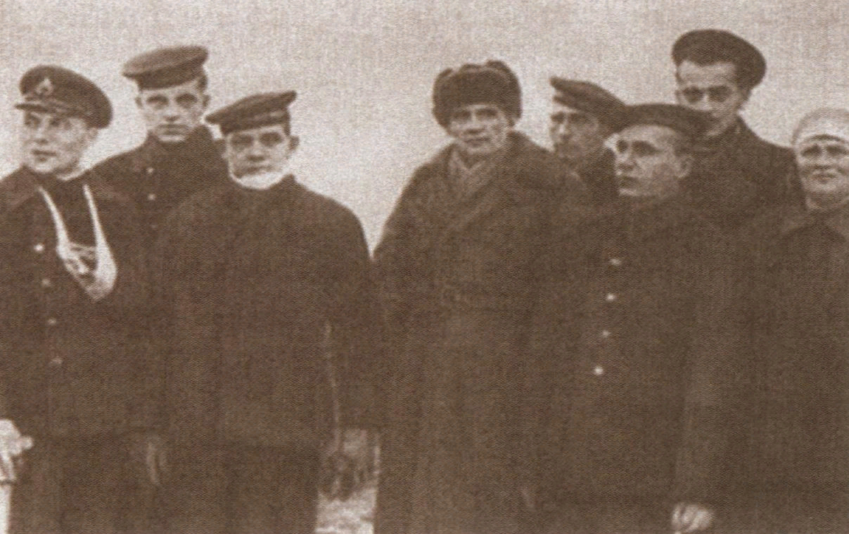 Группа моряков экипажа СКР-19. В центре - старший лейтенант А. С. Кротов, руководивший экипажем во время боя. Фото из открытых источников