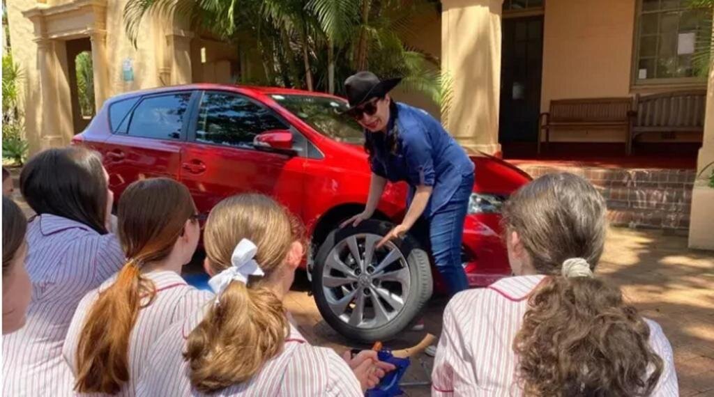 Преподаватель автомобиля. Автомобиль учителя. Девочки меняют колеса в Австралии на уроках. Школа на колесах. Та самая маш на учителя.