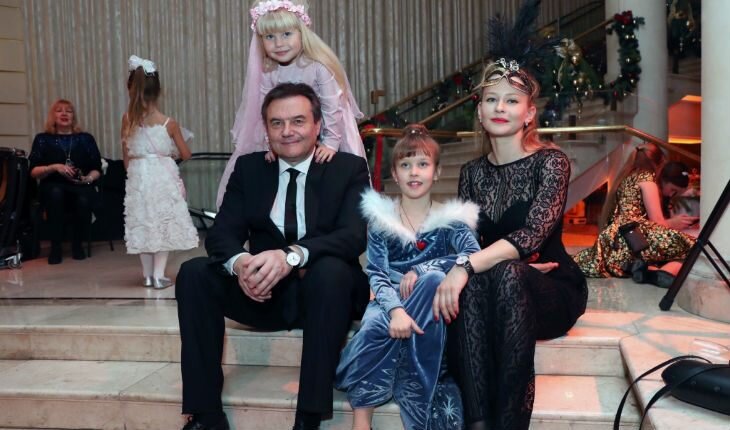    Учитель и Пересильд с дочерьми