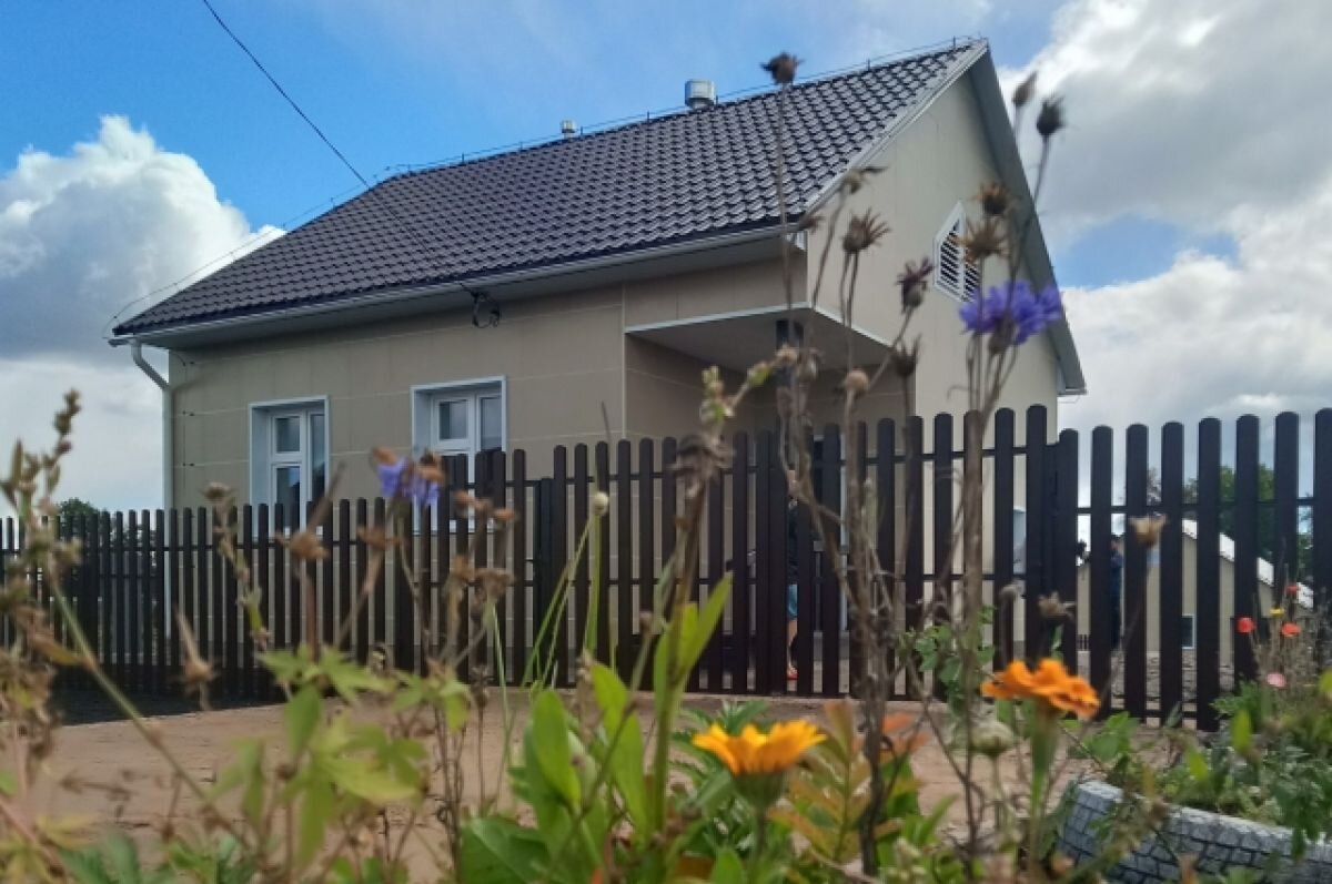    Погорельцы обживают новые дома.