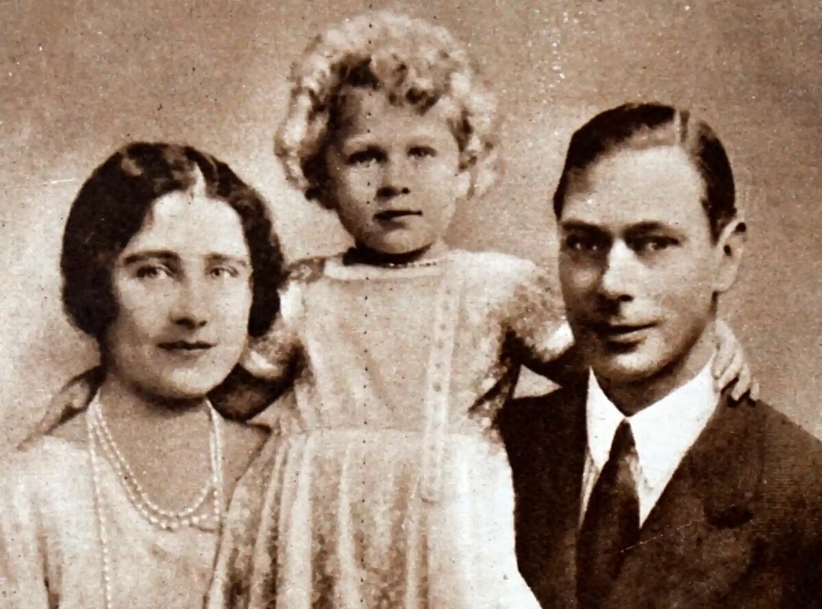 Герцог и герцогиня Йоркские (впоследствии король Георг VI и королева Елизавета) с дочерью принцессой Елизаветой. 1930 г.
