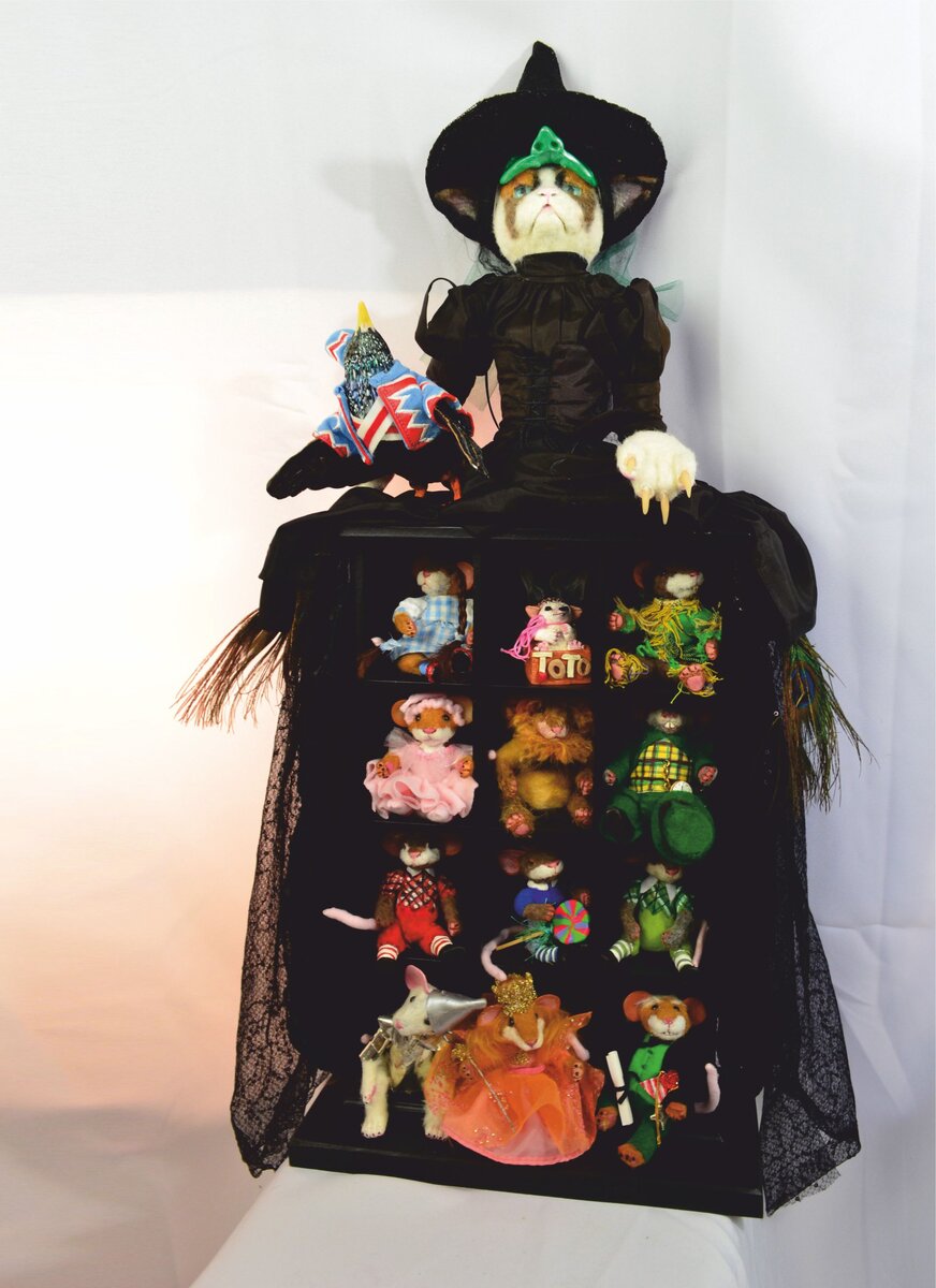 Угрюмый кот играет в Волшебника страны Оз