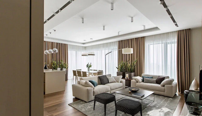 Так легко создать единый стиль для разных пространств, например, если выбрать гармонично сочетающиеся натяжные потолки, напольное покрытие, отделку для стен!