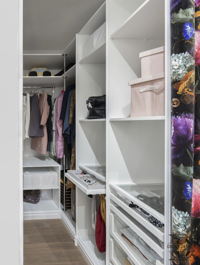 Нескучный интерьер на 50 кв.м. Классика и насыщеные цвета в яркой двушке