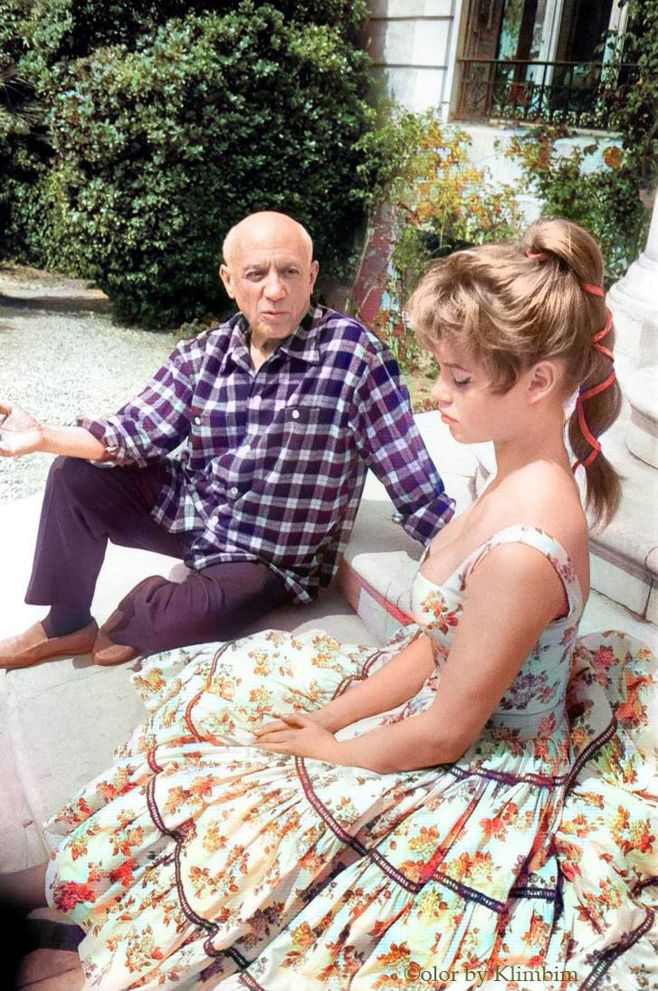 Picasso and Bardot | Пикассо и Бардо 1956 год.  Фото отредактировано в цвете от Klimbim. 