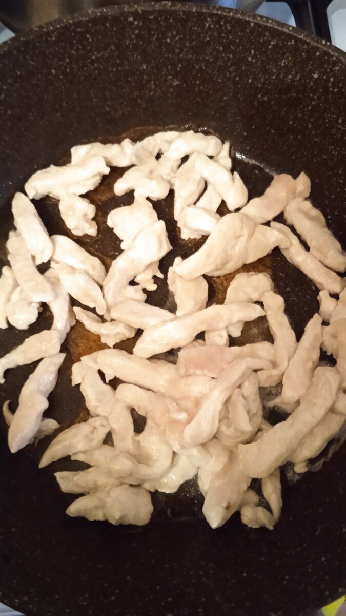 Мясо (я больше всего люблю с филе куриной грудки делать) нарезать тонкой соломкой и обжарить до готовности.