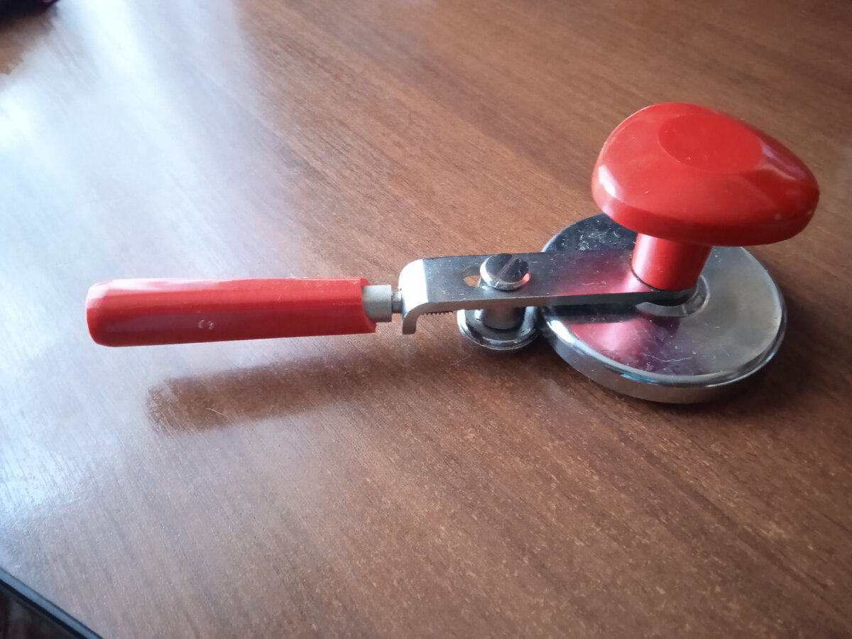 Машинка для закатки стеклянных банок попала в список ненужных вещей