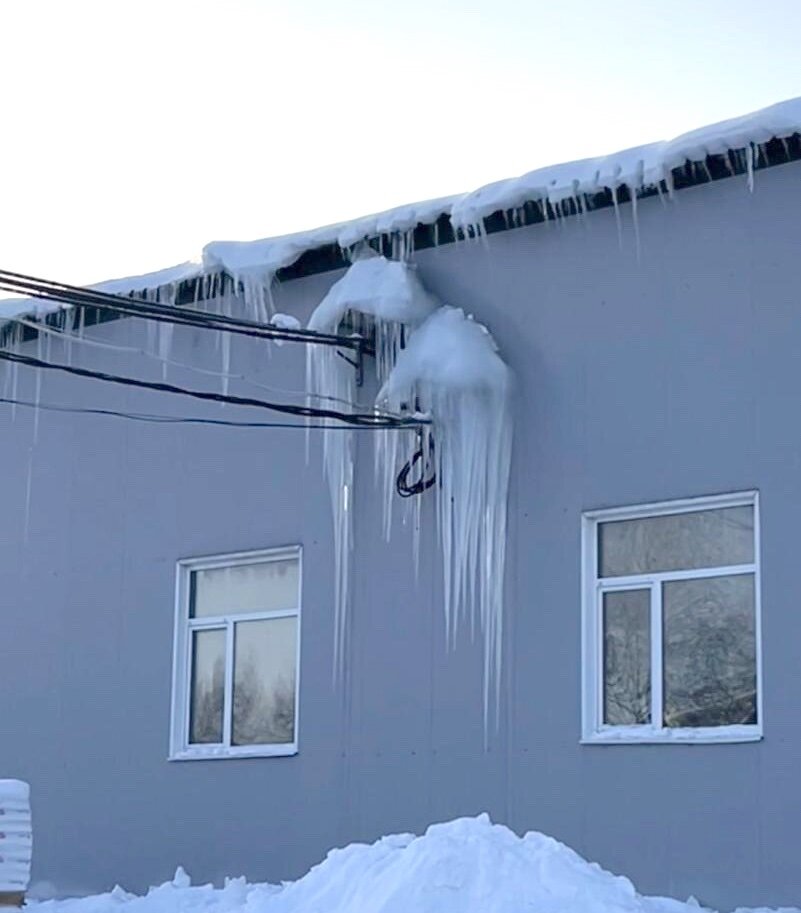 Наледь на электрическими проводами промышленного здания (фото HotCable.ru)