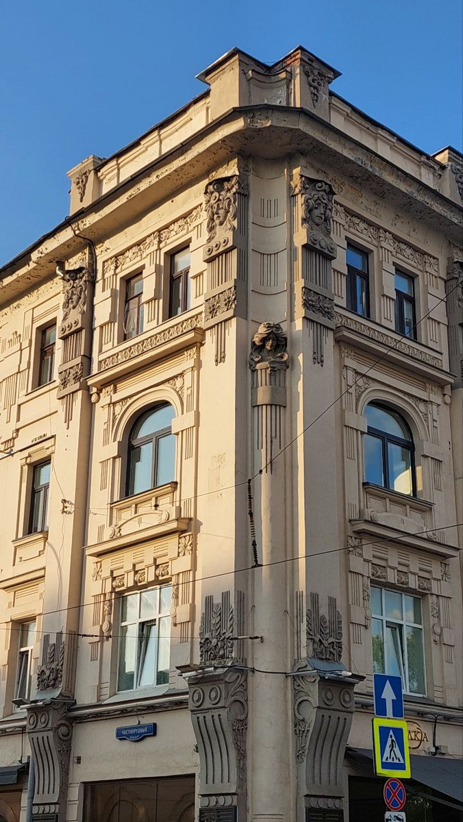 Дом с колосьями или доходный дом Рахманова,  фото автора статьи, 2023г.