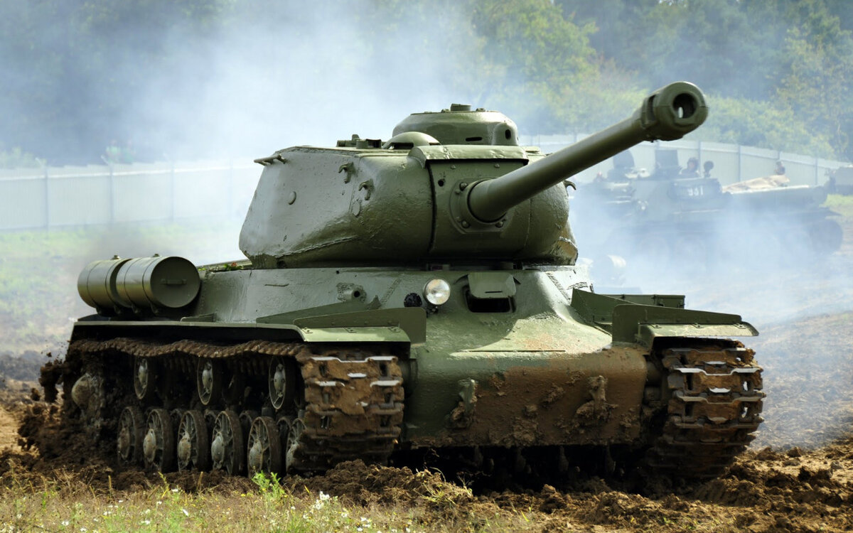Танк ИС-2. Тяжёлый советский танк с орудием калибром 122 мм. 