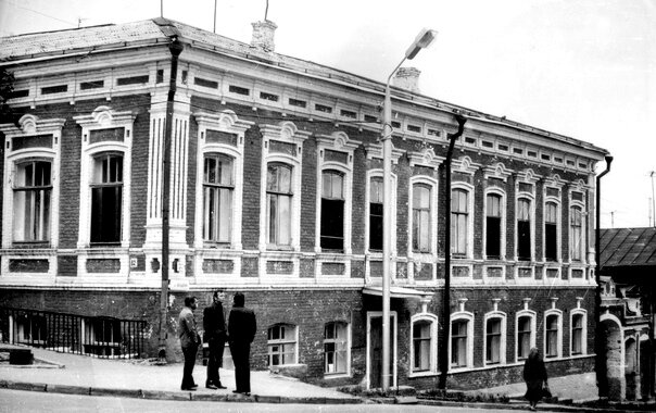  Горизонтальное членение выполнено карнизными поясами в уровне межэтажных перекрытий. 