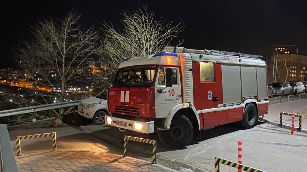    Пожарная машина у жилого дома на улице Нейбута во Владивостоке, где произошел пожар© Фото : страница Администрации Владивостока во ВКонтакте