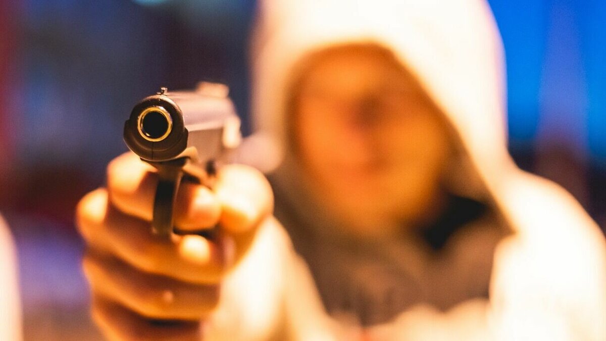     Омские бандиты отправятся на суд с семью уголовными статьями в обвинении. В том числе за то, что обманывали других мошенников.