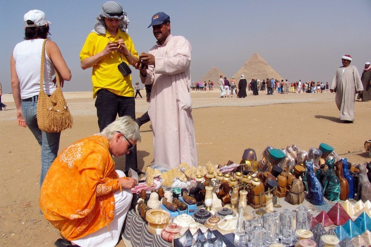 Сколько брать с собой в египет. Туристы в Египте. Египет сейчас. Египтяне современные. Египет сейчас современный.