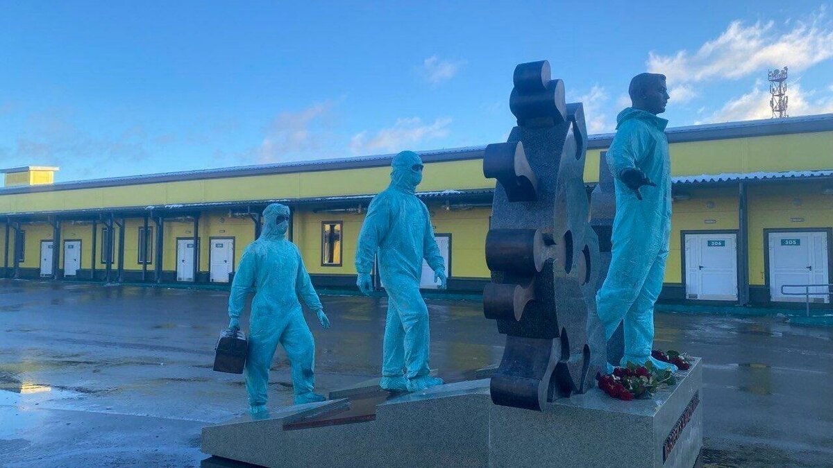     Губернатор Нижегородской области Глеб Никитин вместе с министром здравоохранения РФ Михаилом Мурашко открыл памятник медикам, принимавшим участие в борьбе с коронавирусной инфекцией. Церемония прошла утром 2 января 2023 года. Об этом сообщил глава региона в своем Telegram-канале.