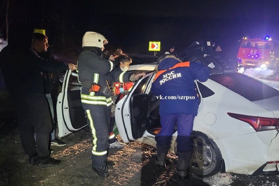     Спасатели и пожарные занимались обеспечением безопасности на месте ДТП. Фото: vk.com/szrpso