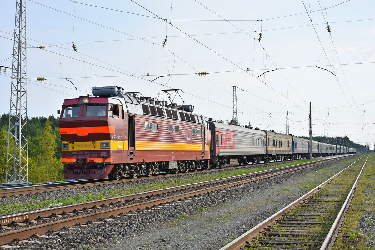 Электровоз ЧС4Т-404 с почтово-багажным поездом Владивосток - Москва. Кировская область, станция Иготино, 08.2017