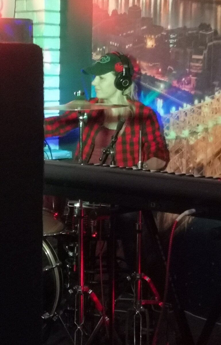 Ещё как-то бейсболку надевала на выступление.