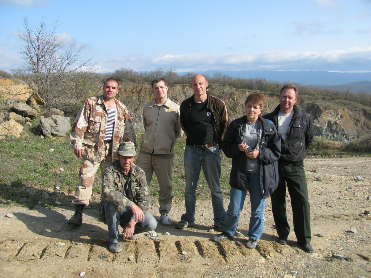 Слева направо: Дмитрия, Александр, я, Ирина и Юрий. На корточках Евгений.