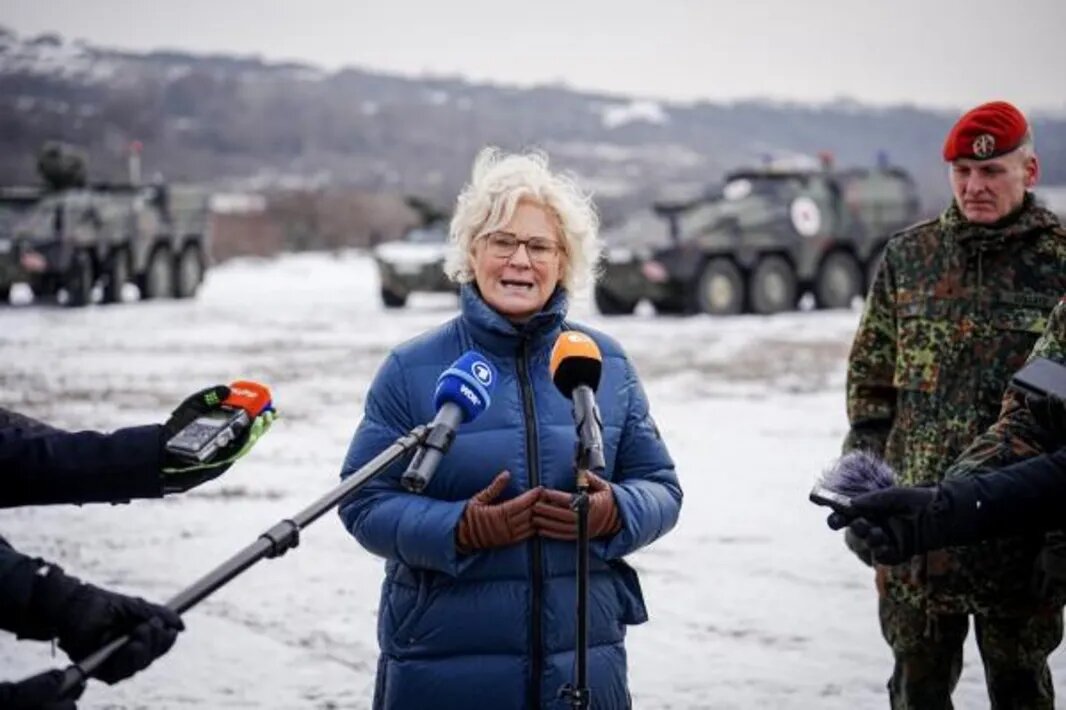  интервью на свежем воздухе.   фото: картинки  ндекса. 