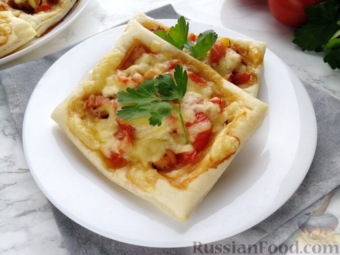 тесто слоёное бездрожжевое, куриное филе копчёно-варёное, перец болгарский, помидор, сыр твёрдый, соус соевый, травы прованские пряные, соль, перец чёрный молотый