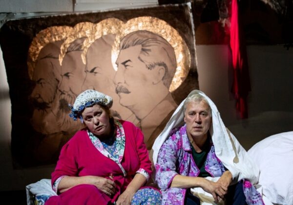    Сцена из спектакля Камы Гинкаса «Исход» © Елена Лапина / moscowtyz.ru