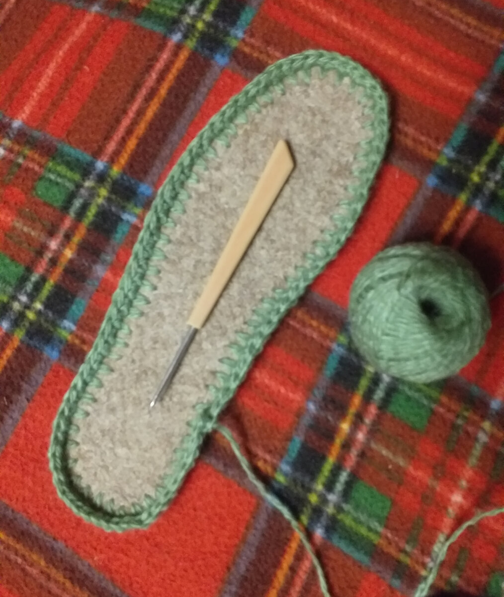 Войлочная стелька служит подошвой для тапочек. 