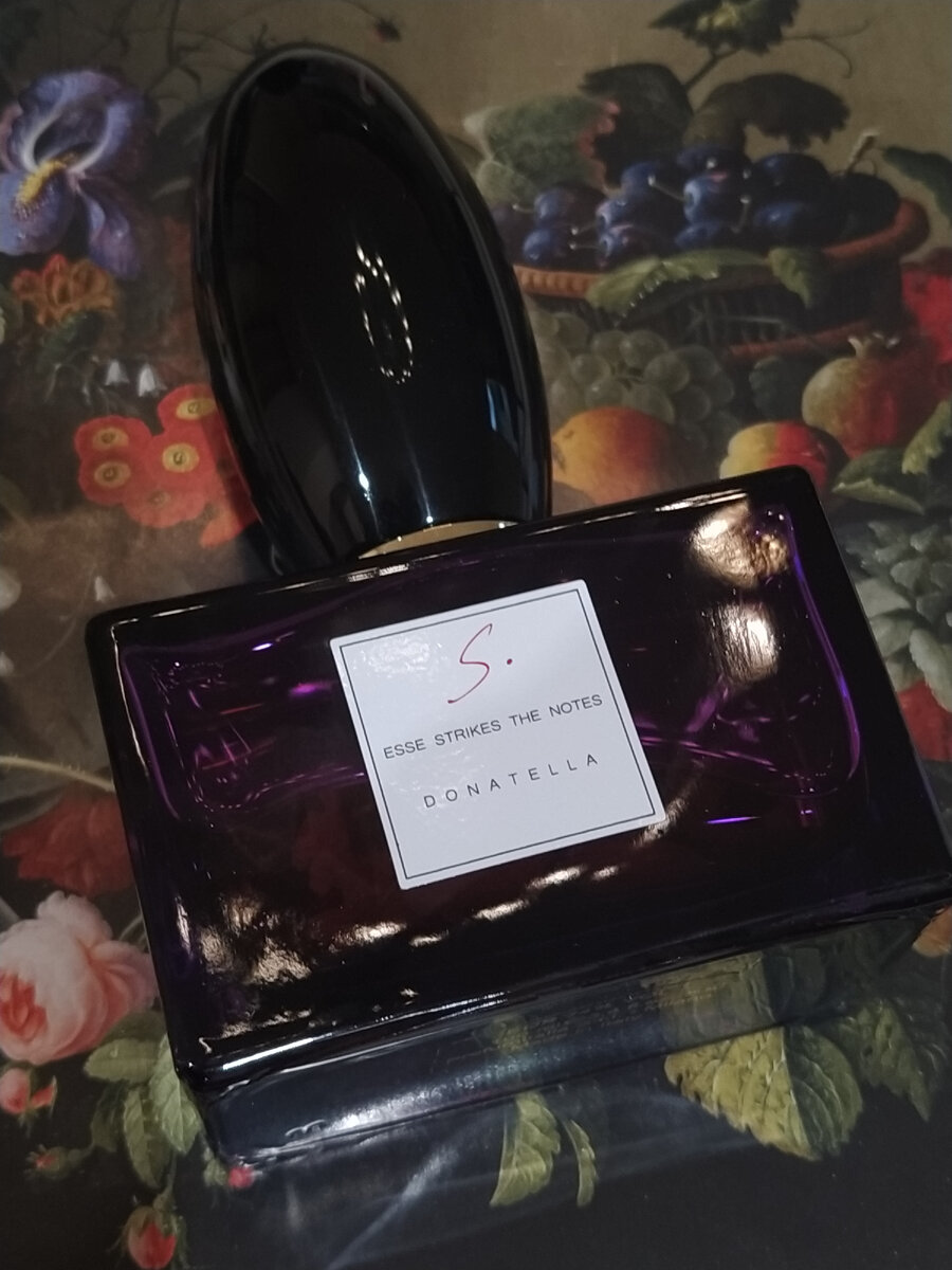 Donatella Esse Strikes The Notes — это аромат для женщин, он принадлежит к группе цветочные древесно-мускусные. Donatella выпущен в 2018 году. Верхние ноты: Ирис, Фиалка, Бергамот и Роза; средние ноты: Пачули, Мирра, Розовый перец, Ладан и Древесные ноты; базовые ноты: Белый мускус, Серая амбра и Ваниль.