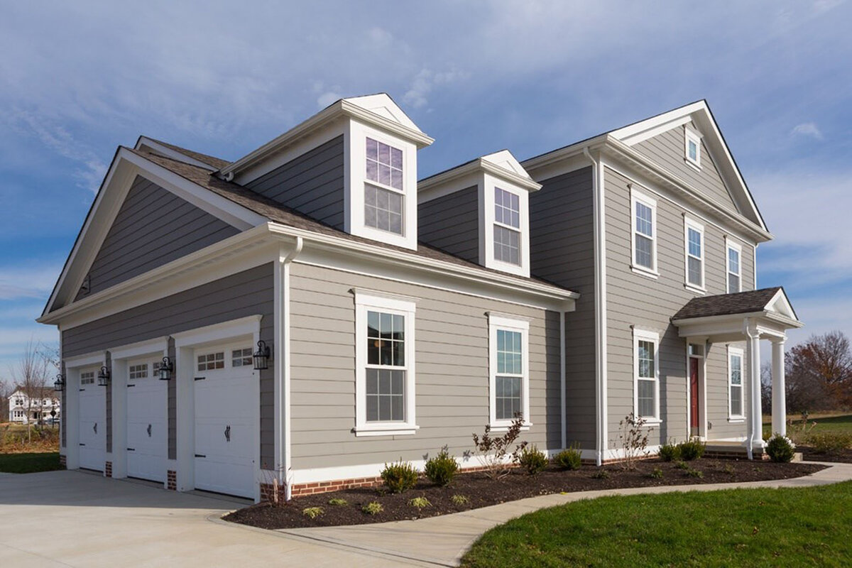 Дом обшитый сайдингом слоновая кость